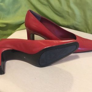 Red pumps